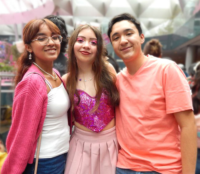 Fans De Barbie rosa premiere Barbie México outfits
