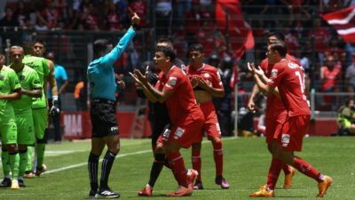 FC Juárez Talavera: Árbitro expulsando a Maximiliano Araújo por el choque con el Alfredo Talavera