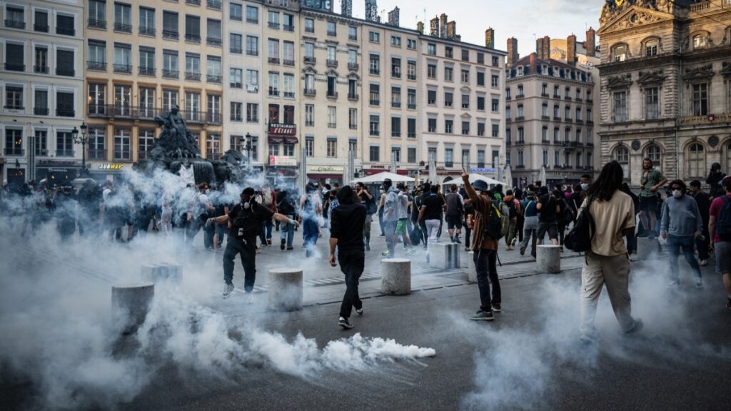 Choque entre policías y manifestantes durante uno de los disturbios y protestas en París, Francia