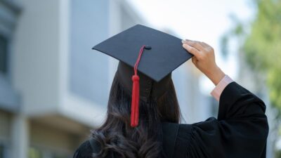 Alumna graduada con toga y birrete