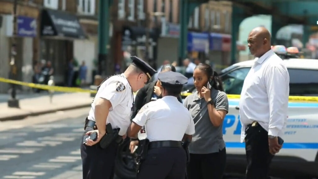 Hombre en motocicleta dispara contra varias personas en Nueva York; mata a una v
