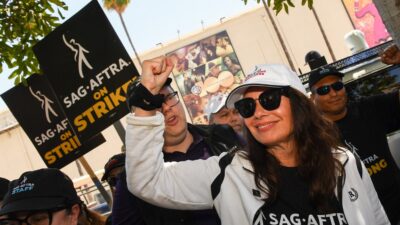 Fran Drescher en manifestación a favor de la huelga en Hollywood