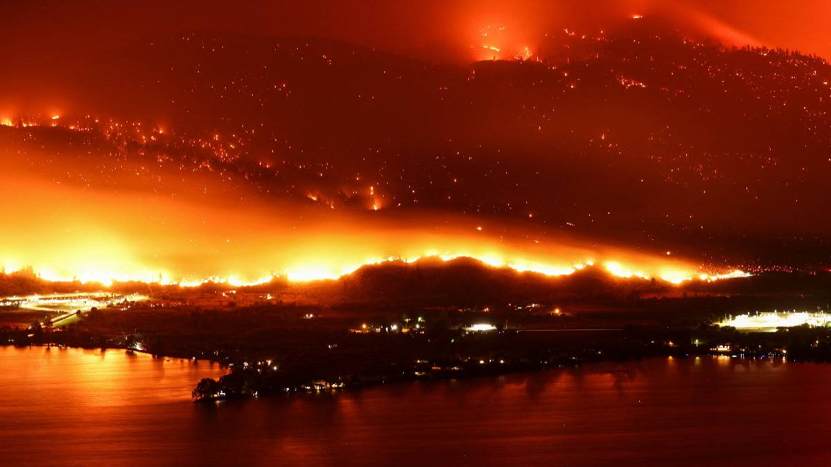Terribles imágenes: Incendios forestales arrebatan la vida de tres bomberos en Canadá; un poblado es desalojado