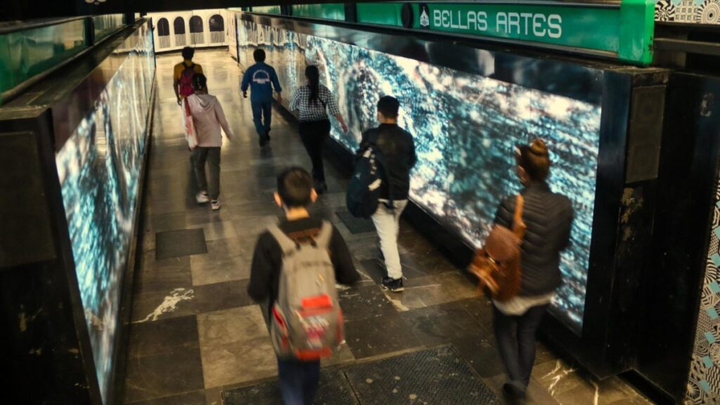 Gente caminando por pasillo de la estación del Metro Bellas Artes