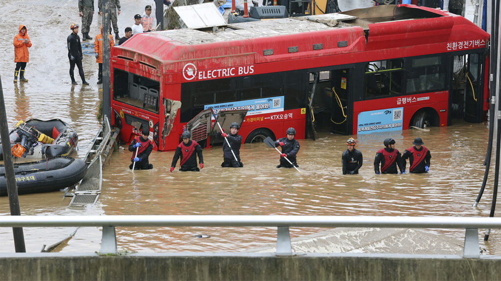 Van 37 muertos por inundaciones en Corea del Sur