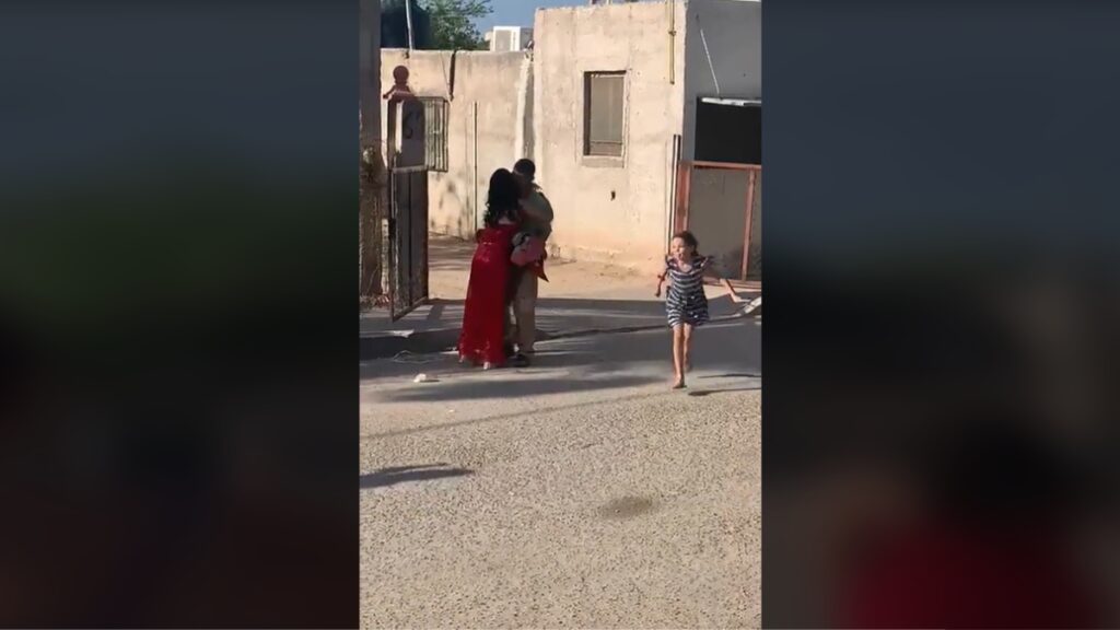 ¡Un aplauso! Joven sorprende y agradece a su papá albañil por su graduación