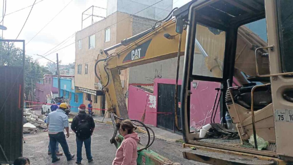 Demuelen casa que explotó por acumulación de gas en Álvaro Obregón