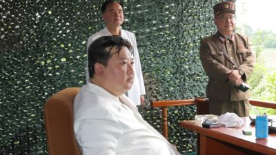 El líder de Corea del Norte, Kim Jong Un, supervisando el lanzamiento de un misil