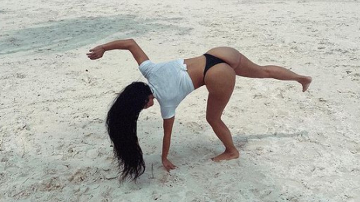 Kim Kardashian deslumbra con sus habilidades acrobáticas en microbikini