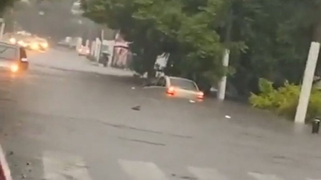 Lluvia Deja Autos Inundados En Guadalajara