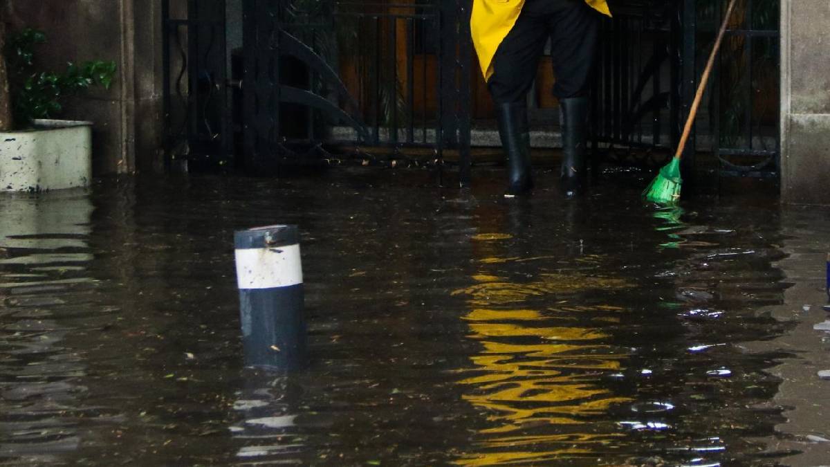 Lluvias dejan autos varados y casas inundadas en Michoacán