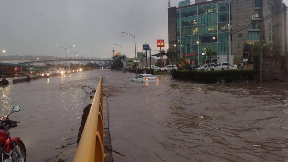 Rescatan a siete personas durante fuertes lluvias en Manzanillo, Colima