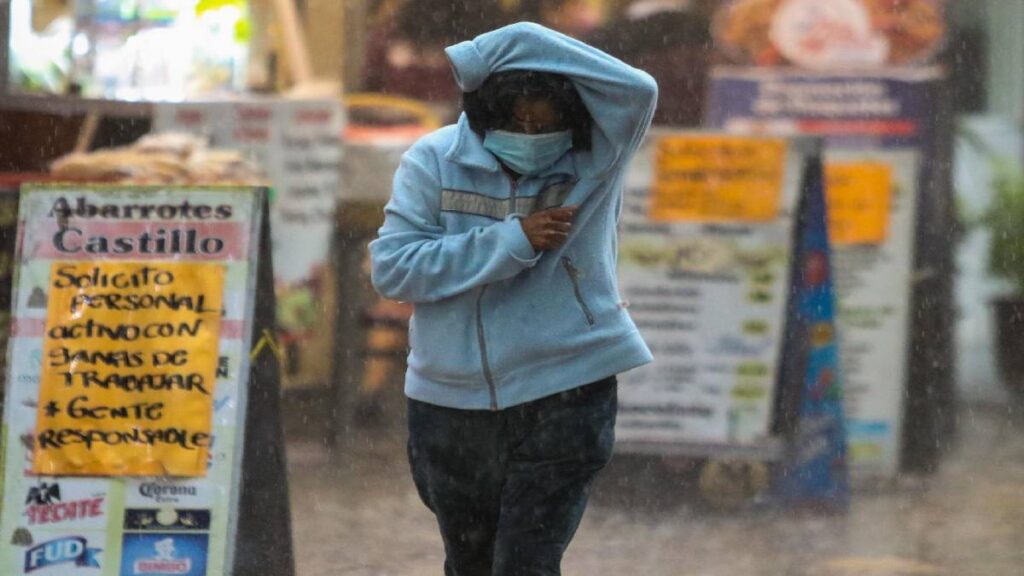 Chubascos y lluvias fuertes en Ciudad de México