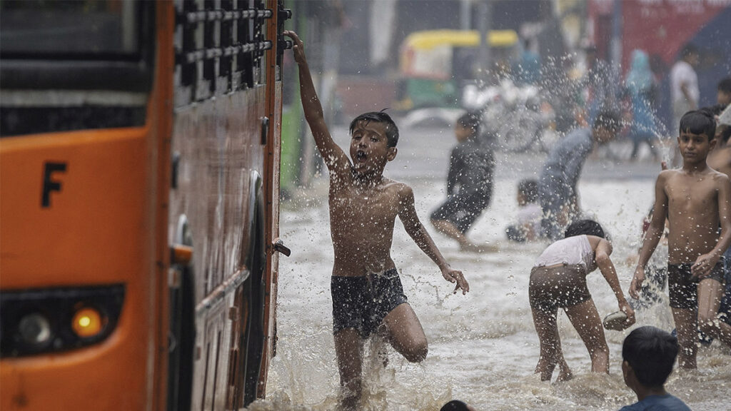 Fuertes lluvias monzónicas provocan inundaciones en el norte de India