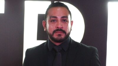 Primer plano del actor mexicano Luis Fernando Peña vestido de negro durante una premier.