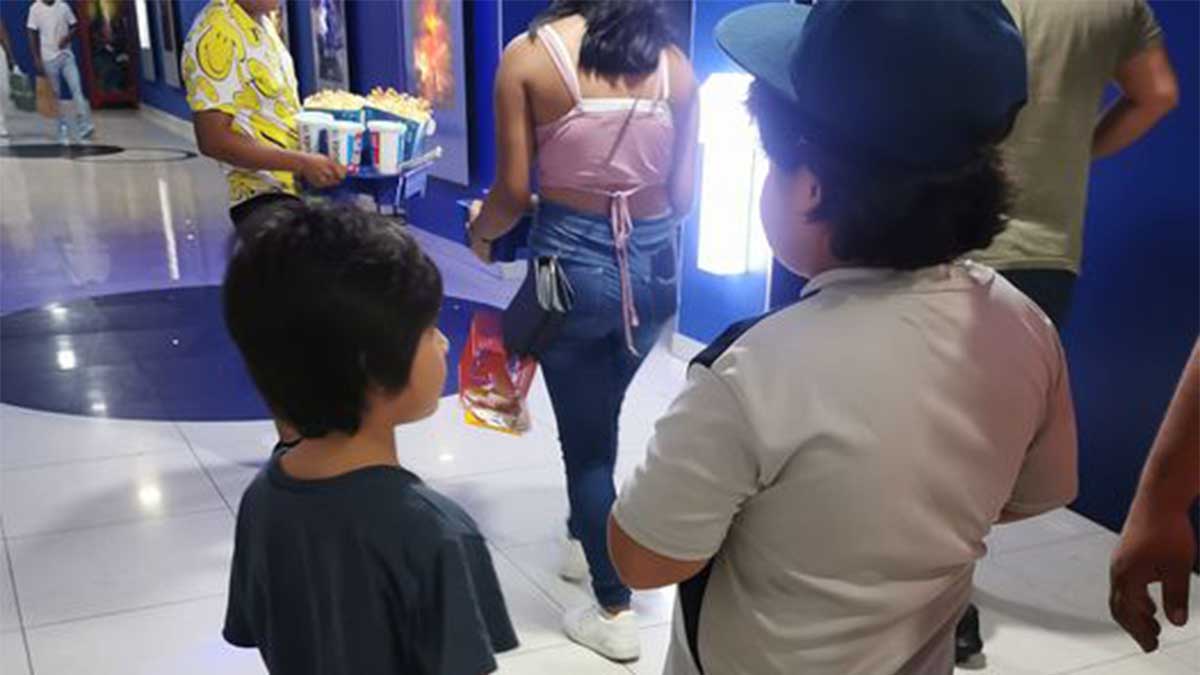 Madre abandona a sus dos hijos en cine de Cancún; nadie ha acreditado lazo familiar 