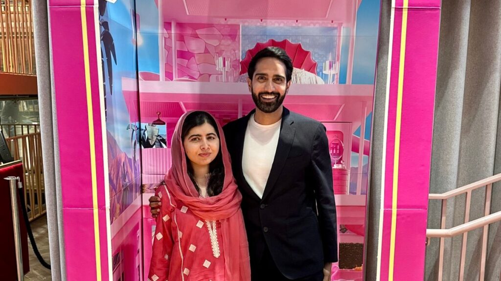 Fotografía de la activista Malala Yousafzai con Asser Malik en la caja de Barbie, que publicó en sus redes sociales