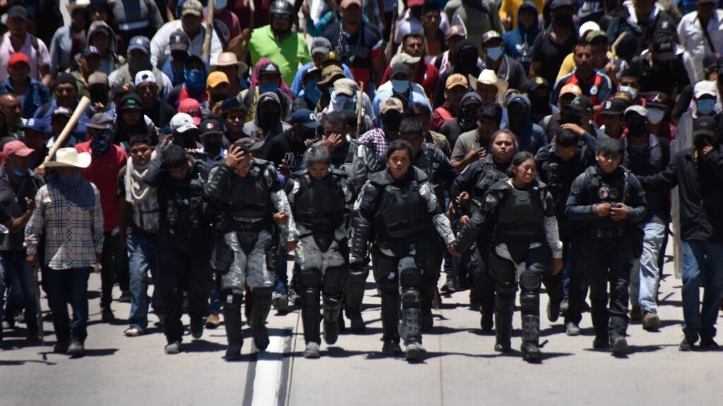Manifestantes acuerdan liberar a policías retenidos en Guerrero