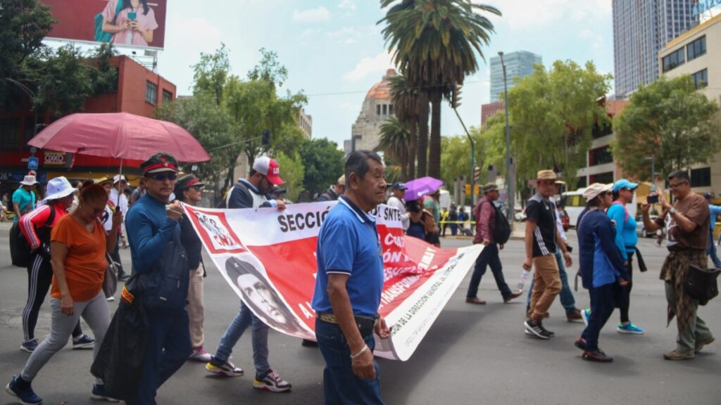 Marcha de maestros de la CNTE en Paseo de la Reforma, CDMX