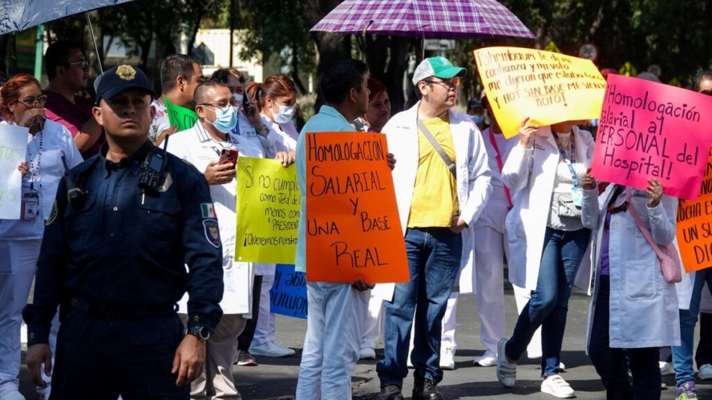 Marchas CDMX: protesta de personal médico en el hospital Pediátrico de Legaria