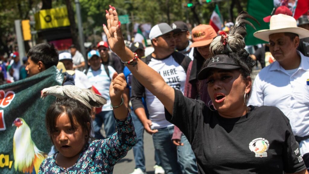 Marcha de galleros en Paseo de la Reforma, CDMX