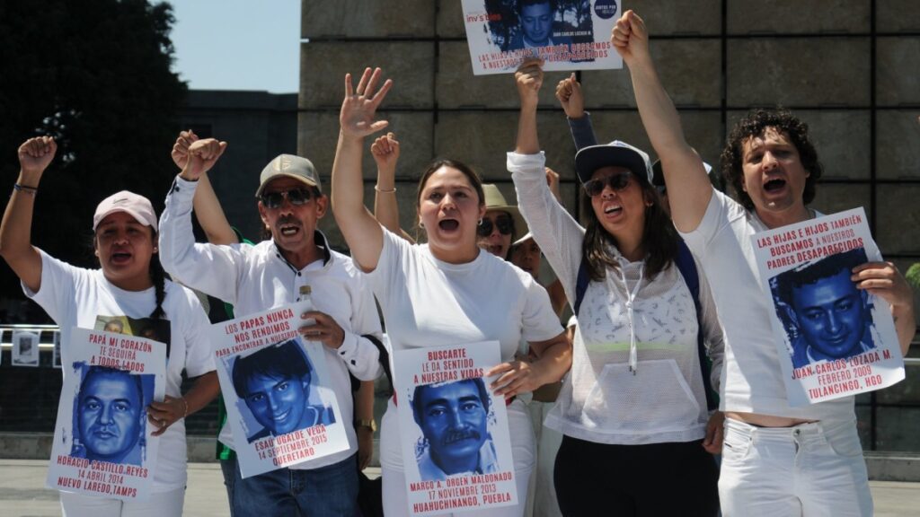 Marchas CDMX: Protesta de familiares de desaparecidos en la Estela de Luz