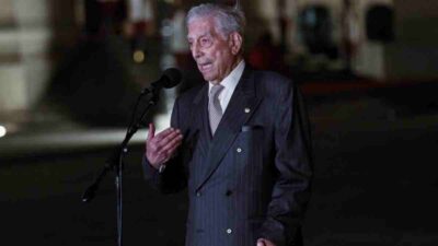 Mario Vargas Llosa es dado de alta tras una semana internado por COVID-19