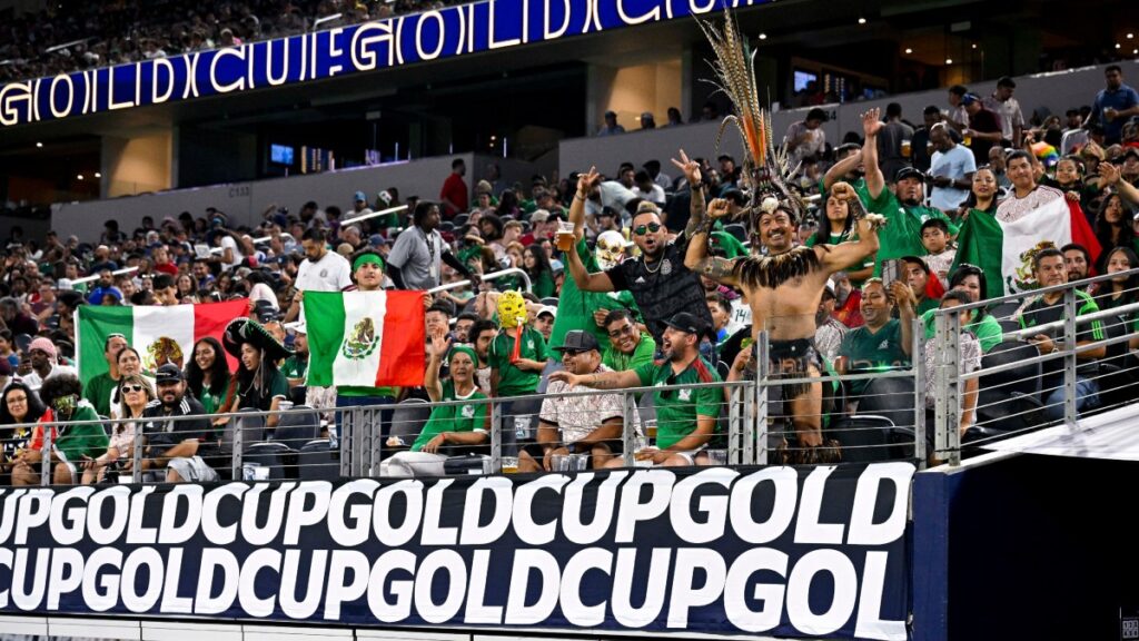 Aficionados de México en las gradas en un partido de Copa Oro