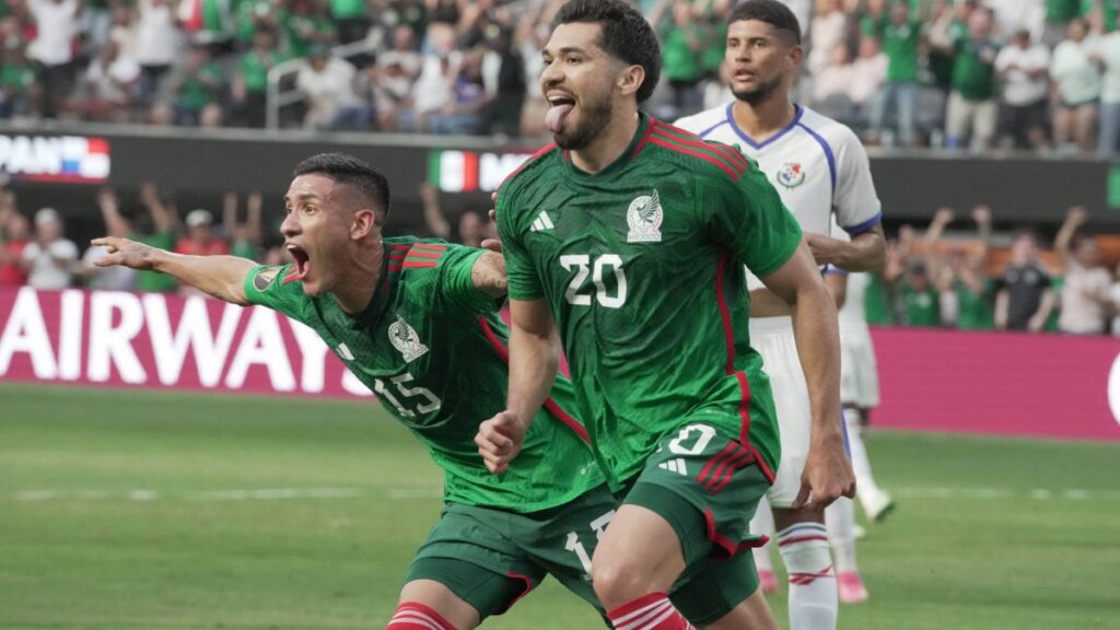 Jugadores de México celebran su triunfo ante Panamá en la Copa Oro