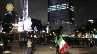 Aficionados festejan en el Ángel de la Independencia el triunfo de México en Copa Oro