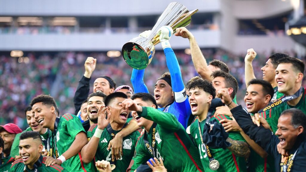 Jugadores de México alzando la Copa Oro