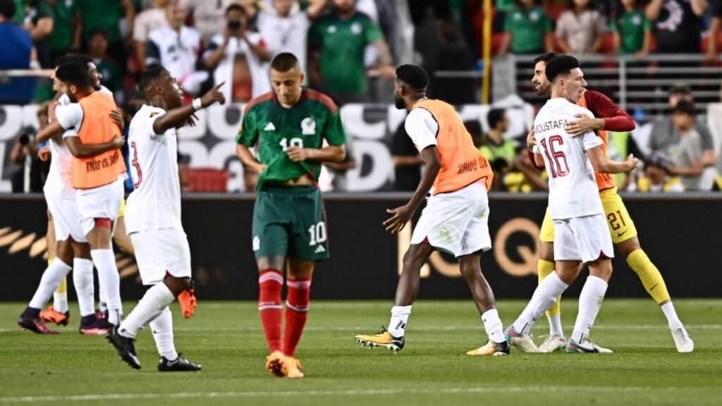 Jugadores de Qatar festejan su triunfo en Copa Oro ante México