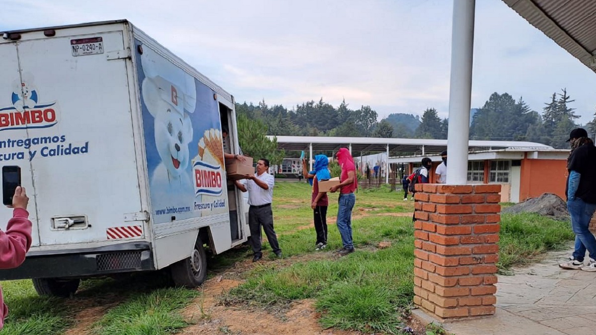 Normalistas asaltan camión repartidor; los obligan a regresar mercancía robada