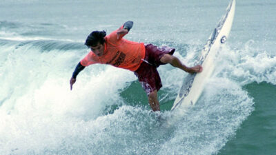 Fallece el surfista profesional Mikala Jones en un accidente