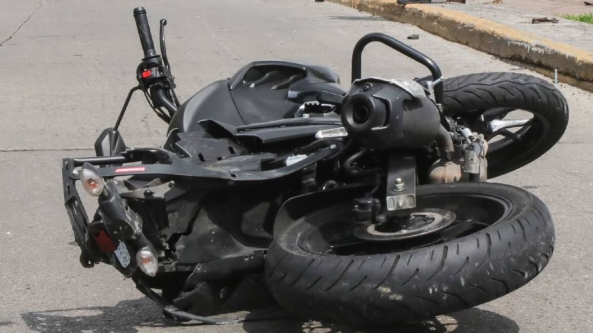 Fuerte video: camión de pasajeros atropella a motociclista en Edomex