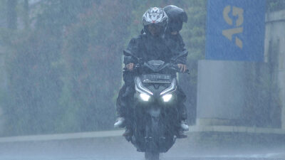 Motocicleta lluvia: motociclista circulando bajo la lluvia