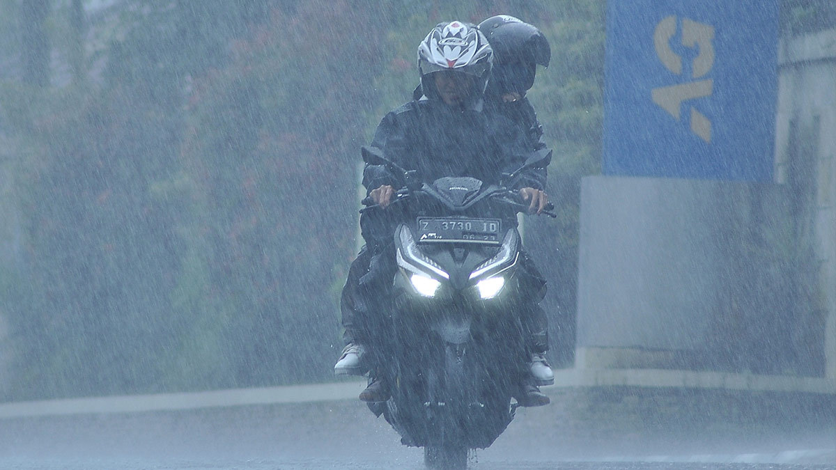 5 consejos para conducir motocicleta seguro bajo la lluvia