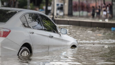 Automóvil atrapado por el agua durante una inundación