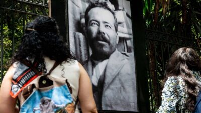 Muestra de Francisco Villa en las rejas del Bosque de Chapultepec
