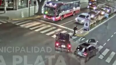 Mujer sobrevive por "un pelito de rana" de accidente entre dos autos