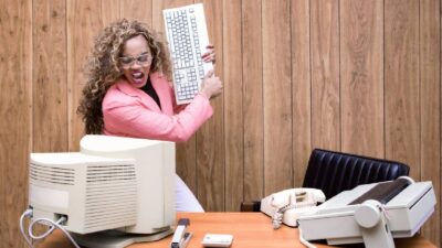 Mujer destruye computadoras en el AICM