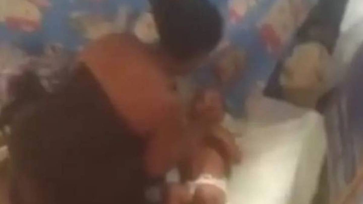 Fuerte video en Chiapas: mujer somete a golpes a bebé para que deje de llorar