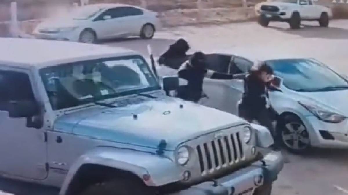 Apenas se iba a subir y le llegaron con un arma: roban camioneta a mujer en estacionamiento de Tijuana