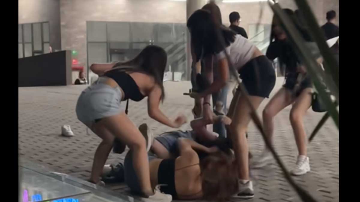 ¡Se jalaron de las greñas! Mujeres protagonizan pelea en centro comercial de Monterrey