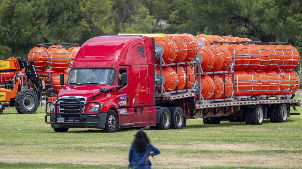 Demandan a Texas por "muro" de boyas en Río Bravo para contener migrantes