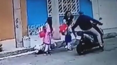 NIÑA SUJETO EN MOTO