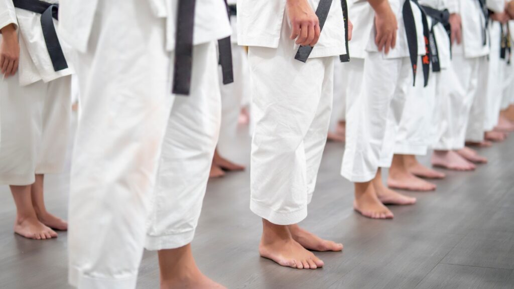 China: niños en fila durante un entrenamiento de artes marciales