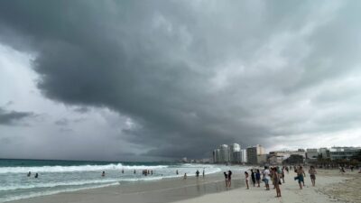 Cielo muy nublado en playa de Cancún, Quintana Roo