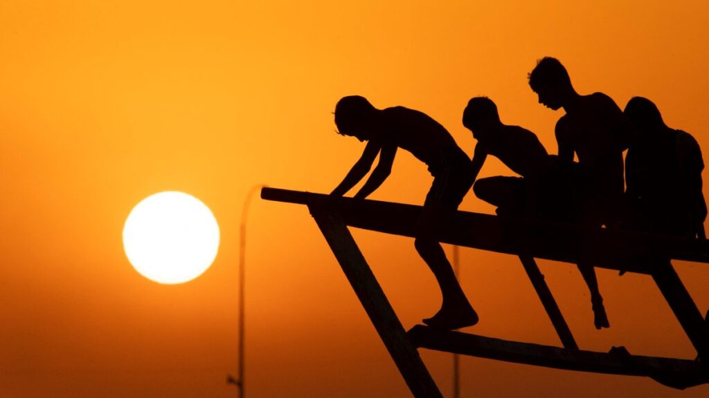 Niños jugando bajo un sol abrasador