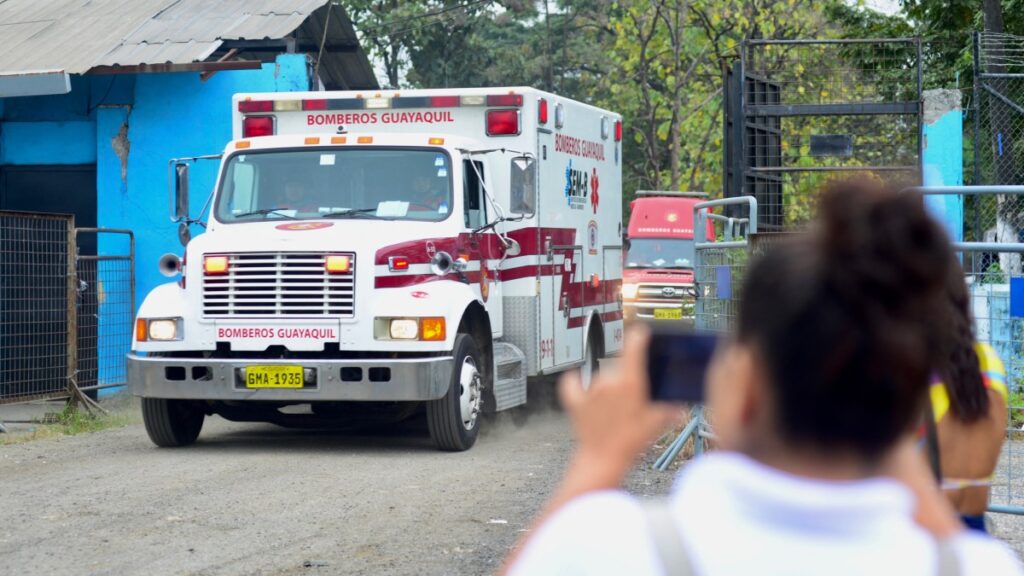 Ambulancia saliendo de la prisión de Guayaquil, Ecuador, donde se registró un enfrentamiento entre reos